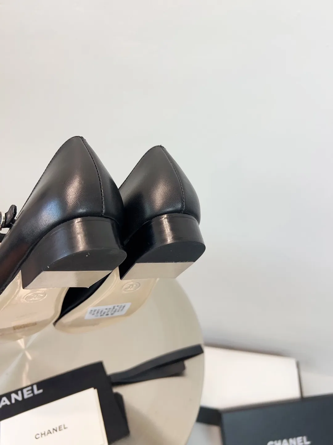 👟👟Ex-factory price 520👟👟 CHANEL Chanel classic three-color T-strap flat ballet shoes, Mary Jane shoes, Grandma Xiang’s consistent elegant ladylike temperament, full of high-end sense! It’s very nice on the feet~Whether it’s worn barefoot or paired with skirts or trousers, it’s very versatile! Incomparably beautiful! It’s so special. I’m very impressed with the details. (The version bought at the counter is developed and made according to the authentic 1:1 version. The details are perfect and more refined and durable. The upper foot is very pedicure-type. The key point is that it is very good and easy to control. ▪Fabric: Original custom-made mixed sheep. ▪Inner lining: imported sheepskin. ▪Outsole: Italian leather outsole. ▪Size: 35-39 (40, 41, 42 are custom-made and cannot be returned)
